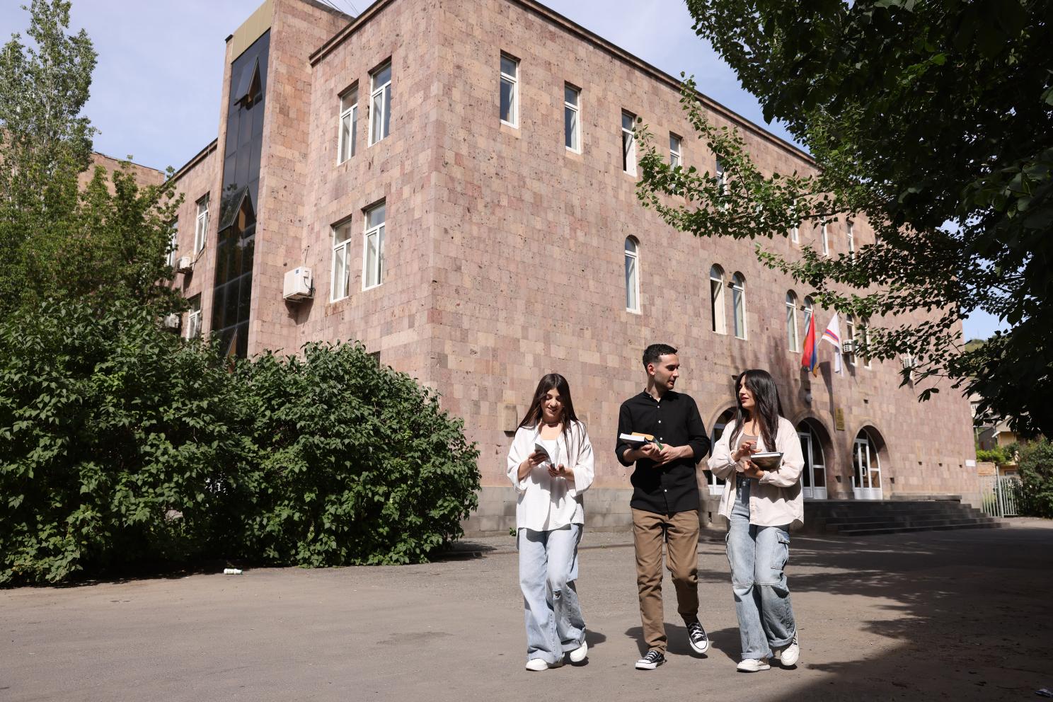 Տոնդ շնորհավո՛ր, սիրելի՛ ուսանող