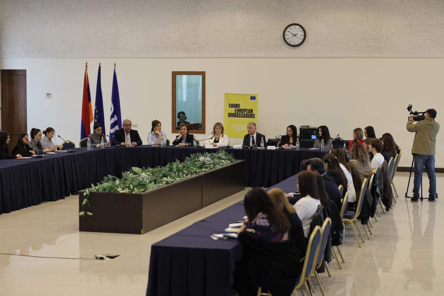 В АГПУ находился глава делегации ЕС в РА Василис Марагос