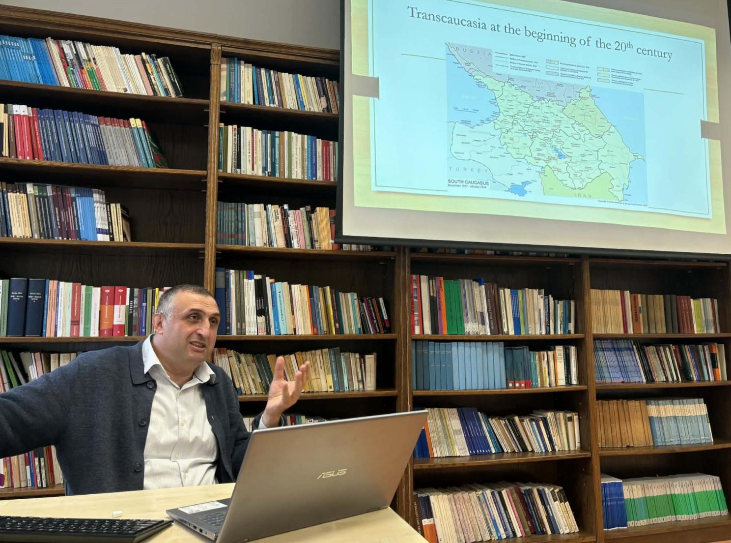 Դասախոսություններ՝ Պիտեր Պազմանի կաթոլիկ համալսարանում